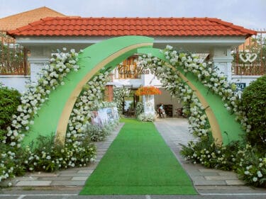 Trang Trí Cổng Hoa Tươi Tiệc Cưới Tông Màu Xanh